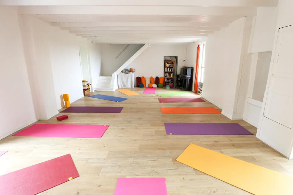 Salle pour pratique du yoga